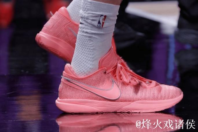 篮板嗅觉敏锐!马尔卡宁穿着粉色Lebron20,得到33分16篮板 篮板嗅觉敏锐!马尔卡宁穿着粉色Lebron20,得到33分16篮板