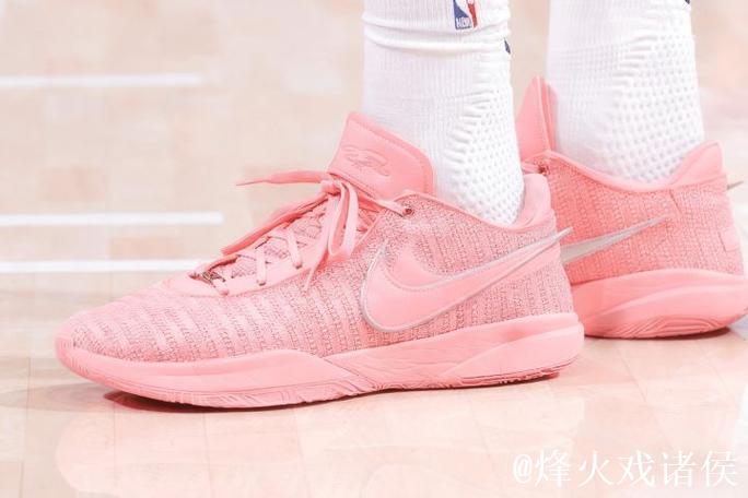 篮板嗅觉敏锐!马尔卡宁穿着粉色Lebron20,得到33分16篮板 篮板嗅觉敏锐!马尔卡宁穿着粉色Lebron20,得到33分16篮板