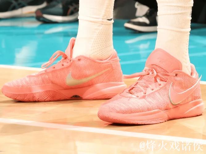 篮板嗅觉敏锐!马尔卡宁穿着粉色Lebron20,得到33分16篮板 篮板嗅觉敏锐!马尔卡宁穿着粉色Lebron20,得到33分16篮板