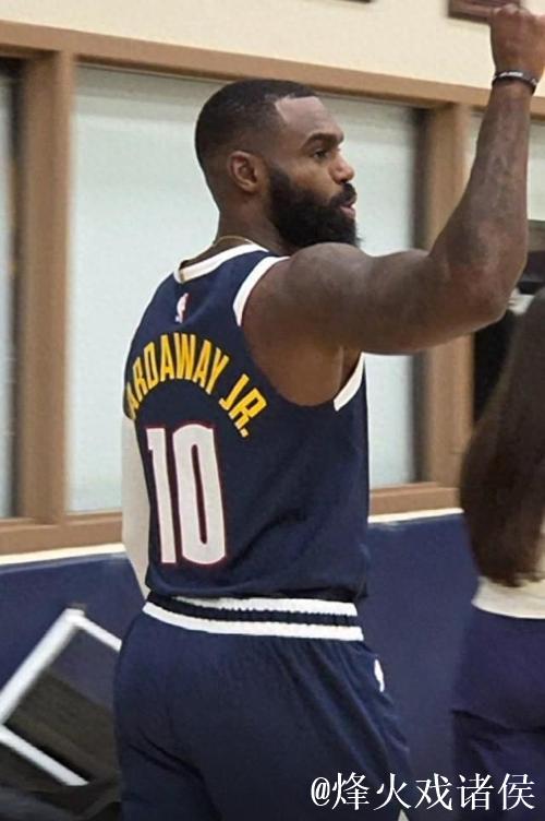 掘金换上哈达威,沃特森被换下直接返回更衣室 掘金换上哈达威,沃特森被换下直接返回更衣室